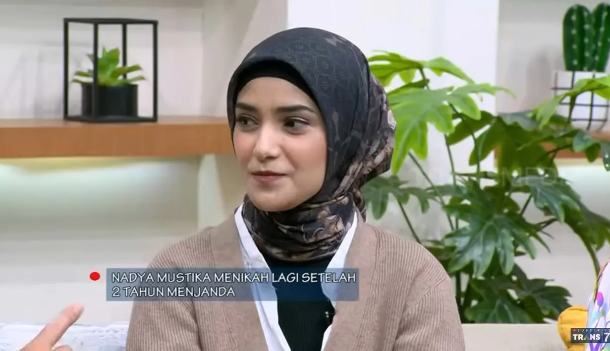 Sebelum menikah, Nadya Mustika sempat pulang kampung untuk mencari ibu kandung, tapi juga tak diketahui keberadannya. Ia mengaku lebih sering ketemu neneknya yang meninggal dua bulan sebelum nikah. [Youtube/TRANS7 OFFICIAL]
