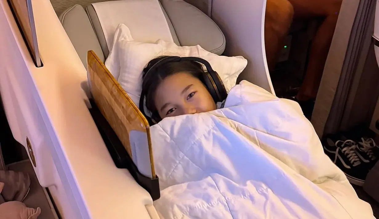 Jennifer Bachdim pergi ke London dengan empat anaknya tanpa didampingi Irfan Bachdim. [Foto: Instagram/jenniferbachdim]