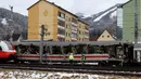 Kondisi salah satu rangkaian kereta penumpang yang terlibat tabrakan dengan kereta lainnya dekat stasiun di Niklasdorf, Austria, Senin (12/2). Kecelakaan tersebut terjadi setelah salah satu kereta menghatam sisi rangkaian kereta yang lain. (AP/Ronald Zak)