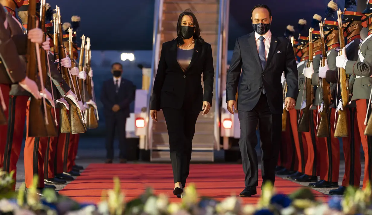 Wakil Presiden AS, Kamala Harris berjalan bersama Menteri Luar Negeri Guatemala Pedro Brolo setibanya di Pangkalan Angkatan Udara Guatemala, Minggu (6/6/2021). Lawatan Harris ke Guatemala merupakan perjalanan internasional pertamanya setelah menjabat sebagai wapres AS. (AP Photo/Jacquelyn Martin)