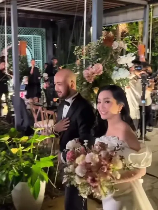 Jika akad nikah kental dengan adat Jawa, resepsi pernikahan mereka bertema internasional. [instagram/karinamecca]