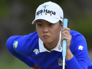 Pegolf Australia, Minjee Lee, mengamati bola saat tampil pada hari kedua Turnamen Golf ISPS Handa Women Australia Open di Adelaide, Australia, Jumat (17/2/2017). (EPA/David Mariuz)