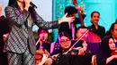 Anggun tampil bergaya semi maskulin dengan setelan jas dan celana bermotif batik Parang berwarna silver [@anggun_cipta]