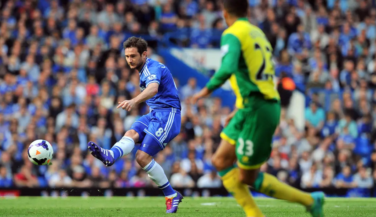 Frank Lampard bisa dibilang adalah gelandang terbaik Liga Inggris. Ia tercatat mencetak 177 gol dan 102 assist dari 13 musimnya bersama Chelsea. Top Scorer The Blues ini mampu mengoleksi 3 piala Liga Inggris, 4 Piala FA, dan 1 Liga Champions di tahun 2012. (Foto: AFP/Glyn Kirk)