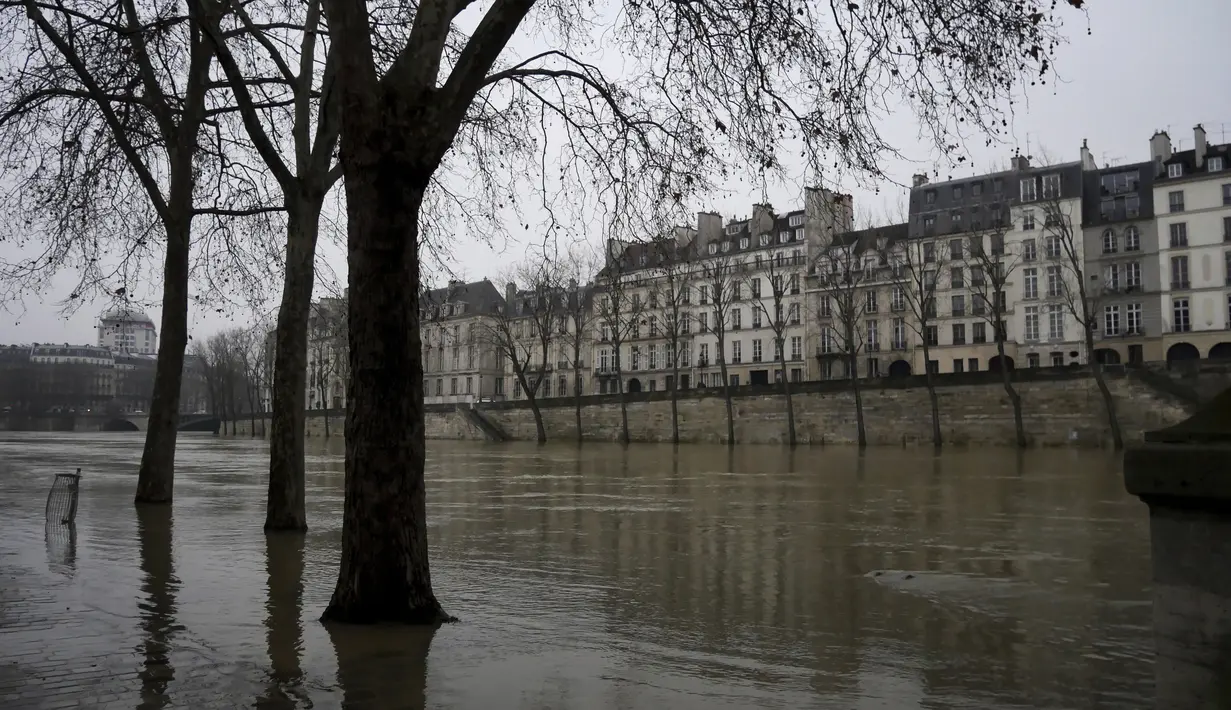 Tepian sungai Seine yang banjir di Paris, Senin (8/2/2021). Tanggul dan jalan terkenal ibu kota terendam di bawah sungai selama lima hari berturut-turut dari hari Sabtu karena ramalan cuaca 'la inondation' akan berlangsung hingga Senin. (AP Photo/Thibault Camus)