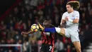 Bek Chelsea, David Luiz, berebut bola dengan striker Bournemouth, Benik Afobe, pada laga Premier League di Stadion Vitality, Sabtu (28/10/2017). Chelsea menang 1-0 atas Bournemouth. (AFP/Glyn Kirk)