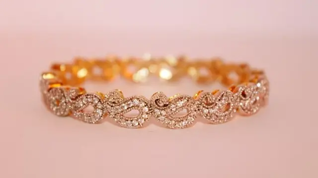 Ilustrasi Gelang Emas (Photo by Samar Ahmad on Unsplash)