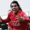Carlos Tevez. Striker asal Argentina ini dipinjam Manchester United dari West Ham selama dua musim, 2007/2008 dan 2008/2009. Tampil sebagai pilihan utama, ia mampu mempersembahkan 2 gelar Liga Inggris dan 1 Liga Champions. Total tampil 99 laga dengan torehan 34 gol dan 14 assist. (AFP/Paul Ellis)