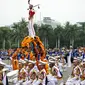 Mayoret marching Band IPDN beraksi pada peringatan HUT Korps Pegawai Republik Indonesia (Korpri) ke 45 di Silang Monas, Jakarta,  Selasa (29/11). Dalam upacara ini, peserta mengenakan seragam KORPRI hingga pakaian adat. (Liputan6.com/Faizal Fanani)