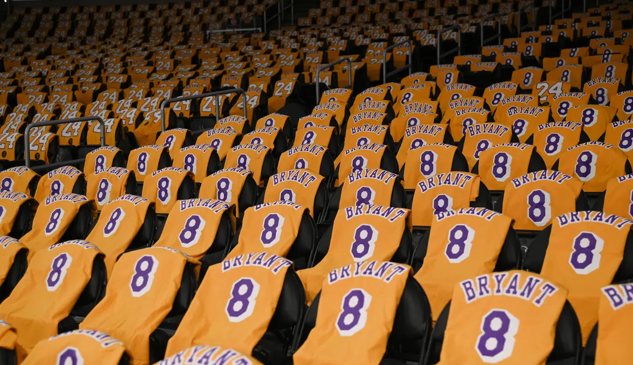 Los Angeles Lakers menghormati mendiang Kobe Bryant dengan memberikan kaus untuk para penggemar sebelum pertandingan NBA melawan Portland Trail Blazers di Staples Center, Jumat, (31/1/2020). Kobe Bryant meninggal akibat kecelakaan helikopter bersama putrinya Gianna. (AP Photo / Kelvin Kuo)