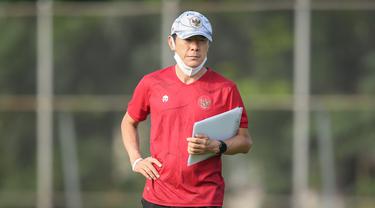 Shin Tae-yong dikenal dengan pelatih yang gemar memainkan pemain muda di skuat Merah Putih. Hal tersebut terlihat saat Timnas Indonesia berlaga di Kualifikasi Piala Dunia 2022. Namun, sebaiknya pria asal Korea Selatan itu harus mempertimbangkan memainkan pemain senior. (Bola.com/Bagaskara Lazuardi)