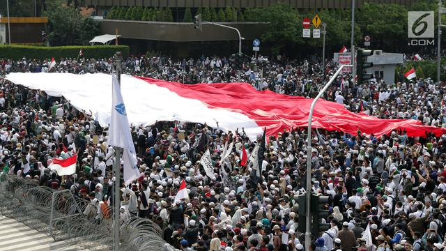 Massa Aksi 22 Mei Kibarkan Bendera Merah Putih Raksasa