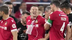 Pemain Wrexham, Paul Mullin dengan menggunakan alat bantu pernapasan dibantu sejumlah tim medis meninggalkan lapangan pertandingan setelah mengalami insiden dengan kiper Manchester United, Nathan Bishop pada laga uji coba pramusim di Snapdragon Stadium, San Diego, California, Rabu (25/07/2023) WIB. (AP Photo/Gregory Bull)