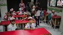 Murid baru bersiap mengikuti kegiatan hari pertama sekolah di SDN Pisangan 02, Ciputat, Tangerang Selatan, Senin (15/7/2019). Senin, 15 Juli 2019 merupakan hari pertama masuk sekolah tahun ajaran 2019/2020 usai libur panjang. (Liputan6.com/Faizal Fanani)