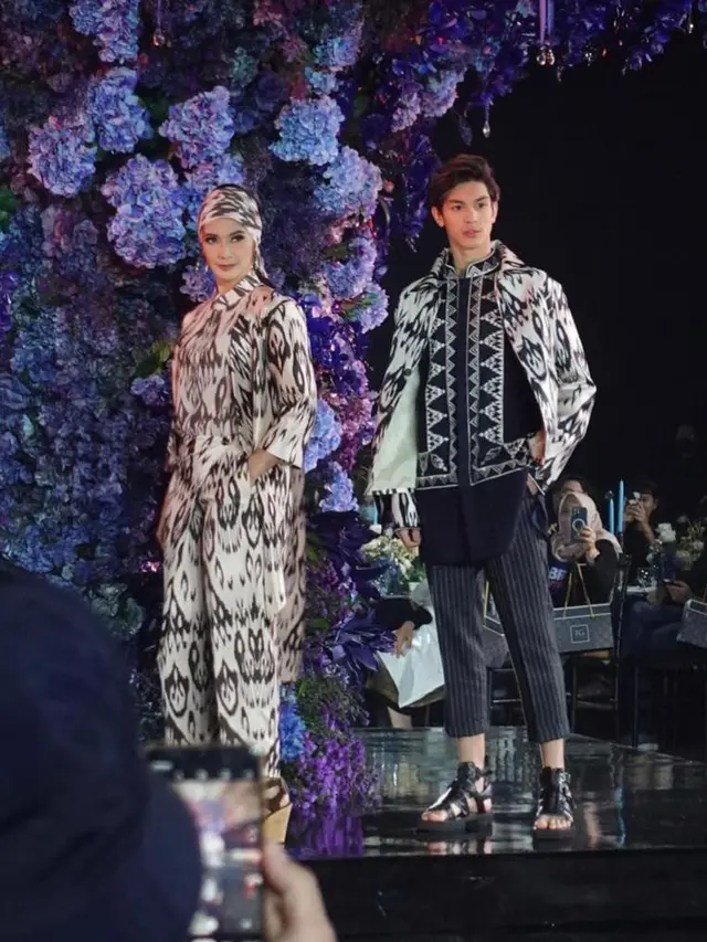 7 Pesona Eddy Meijer Anak Maudy Koesnaedi Jadi Model Kampanye Brand Lokal Kenamaan, Tampil Keren Pakai Kemeja Batik