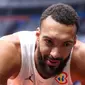 Pebasket Prancis, Rudy Gobert melakukan pemanasan sebelum laga Grup G Piala Dunia FIBA 2023 melawan Iran di Indonesia Arena, Senayan, Jakarta, Kamis (31/08/2023). (Bola.com/Bagaskara Lazuardi)