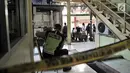 Seorang petugas kepolisian berjaga dekat gedung forensik RS Polri, Kramatjati, Jakarta Timur, Rabu (9/5). Penjagaan super ketat diberlakukan di mana jenazah korban kerusuhan rutan Mako Brimob Kelapa Dua dibawa ke RS Polri. (Merdeka.com/Iqbal S. Nugroho)