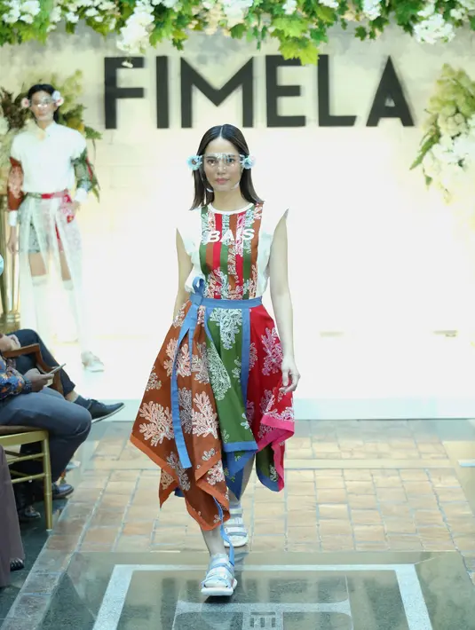 Di sisi lain, desainer Dana Maulana dari Danjyo Hyoji pun melihat indahnya Batik tarakan yang berpotensi besar di dunia ekonomi. Namun menurutnya, harus diimbangi dengan sisi produksi agar permintaan pasar terpenuhi.  (Daniel Kampua/Fimela.com)