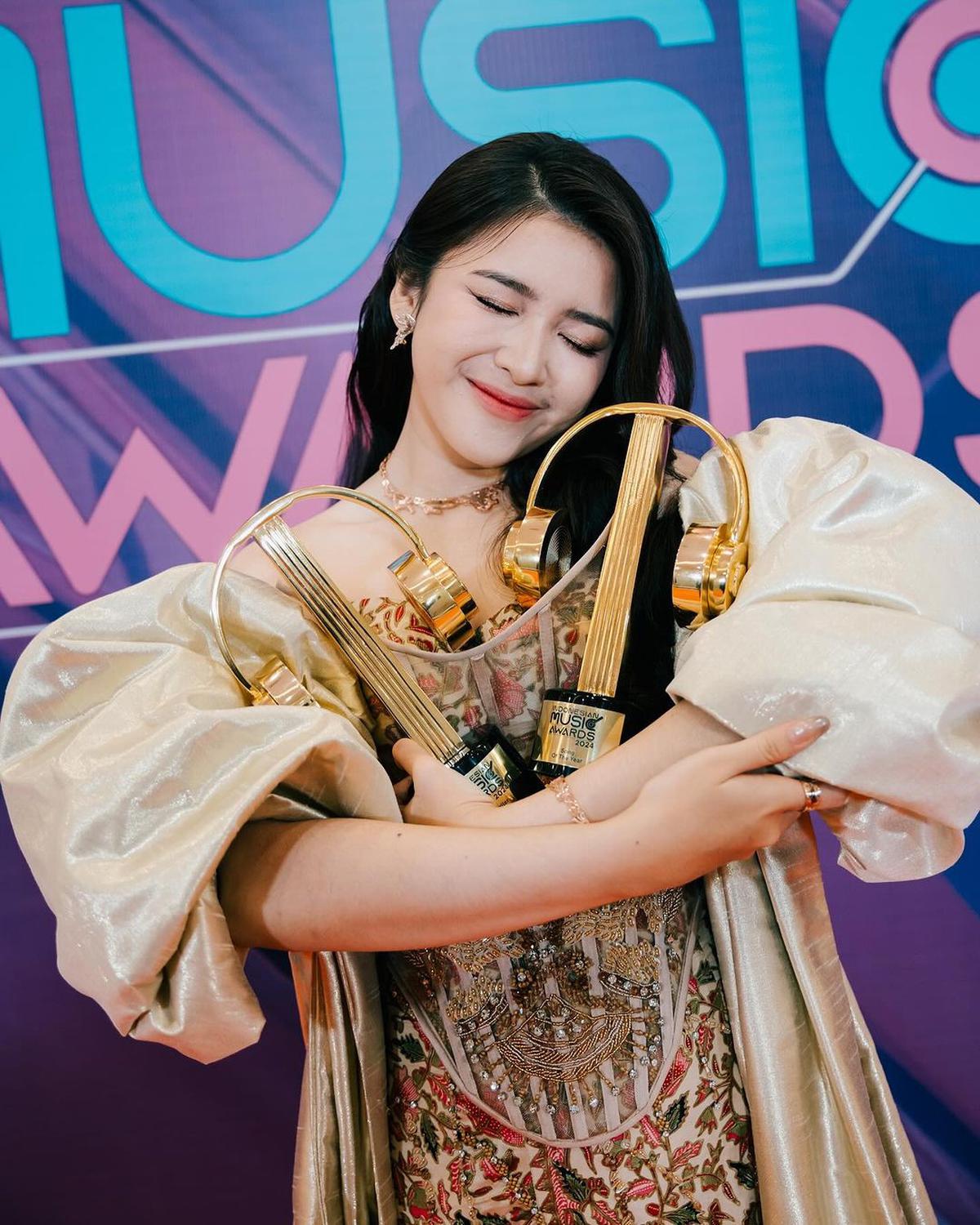 Momen Tiara Andini Tidak Sadar Menang Awards, Terlalu Asyik Ngobrol Bareng Fans - Langsung Bingung