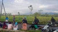 Tim Reaksi Cepat (TRC) BPBD Kabupaten Lumajang memberikan sosialisasi kepada masyarakat agar menjauhi zona merah Gunungapi Semeru, Kabupaten Lumajang, Minggu (4/12). (Dok.BNPB)