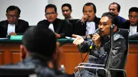 Bupati Tapanuli Tengah nonaktif Raja Bonaran Situmeang mendengarkan pertanyaan JPU saat sidang pemeriksaan terdakwa terkait kasus suap sengketa Pilkada Tapteng di Pengadilan Tipikor, Jakarta, Senin (20/4/2015). (Liputan6.com/Andrian M Tunay)