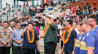 Ketum PSSI Erick Thohir mendampingi Menpora Dito Ariotedjo saat Pembukaan turnamen Bali 7’s di Bali United Training Center pada Jumat sore (18/4/2025). (Bola.com/Alit Binawan)