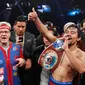 Manny Pacquiao (kanan) dinyatakan menang mutlak setelah dua hakim memberi angka 116-112 untuk Pacquiao, sementara satu hakim lainnya memberi 118-110 untuk petinju Filipina tersebut. (REUTERS/Steve Marcus) 