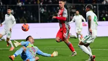 Bek Roma asal Brasil #43, Wesley (kanan), melepaskan tembakan dan mencetak gol ketiga timnya dalam pertandingan Serie A Italia antara US Cremonese dan AS Roma di Stadion Giovanni Zini di Cremona, Italia utara, pada 23 November 2025. (Piero CRUCIATTI/AFP)