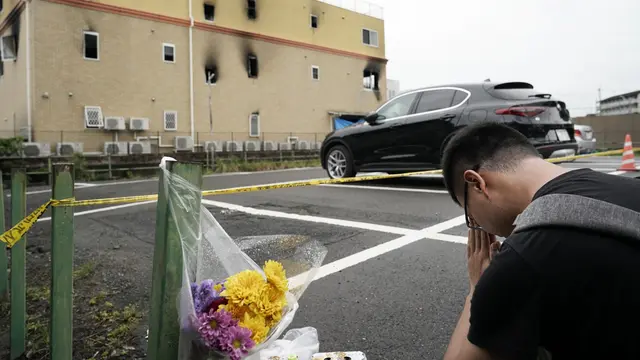 Bunga dan Doa untuk  Korban Kebakaran Studio Animasi di Jepang