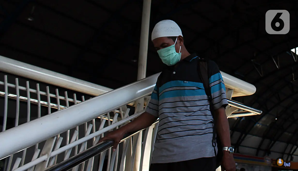 Warga beraktivitas menggunakan masker di kawasan Stasiun Palmerah, Jakarta, Sealasa (3/3/2020). Presiden Joko Widodo atau Jokowi mengimbau warga tidak panik terkait penyakit virus corona atau COVID-19 yang telah menjangkiti dua orang di Indonesia. (Liputan6.com/Johan Tallo)