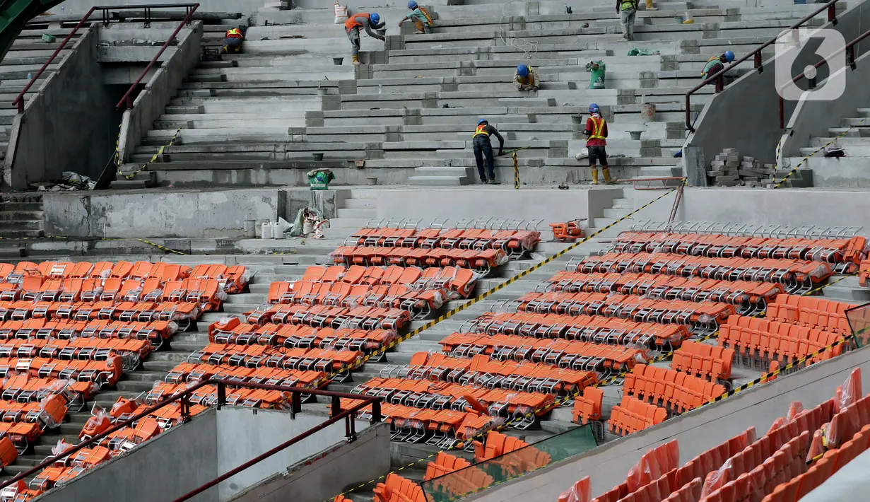 Aktivitas pengerjaan pembangunan Jakarta International Stadium (JIS), Selasa (21/12/2021). Hingga minggu ke-120, progres pembangunan Jakarta International Stadium telah mencapai 90,88 persen dan ditarget bakal resmi digunakan pada triwulan pertama 2022. (Liputan6.com/Helmi Fithriansyah)