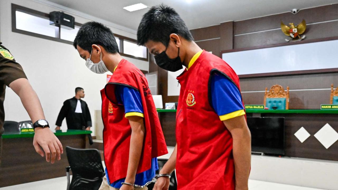 FOTO: Ditangkap di Indekos Tanpa Busana, Pasangan Gay di Aceh Divonis 165 Hukuman Cambuk
