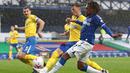 Gelandang Everton, Alex Iwobi, berusaha melewati pemain Brighton pada laga lanjutan Liga Inggris di Stadion Goodison Park, Sabtu (3/10/2020) malam WIB. Everton menang 4-2 atas Brighton. (AFP/Jan Kruger/pool)