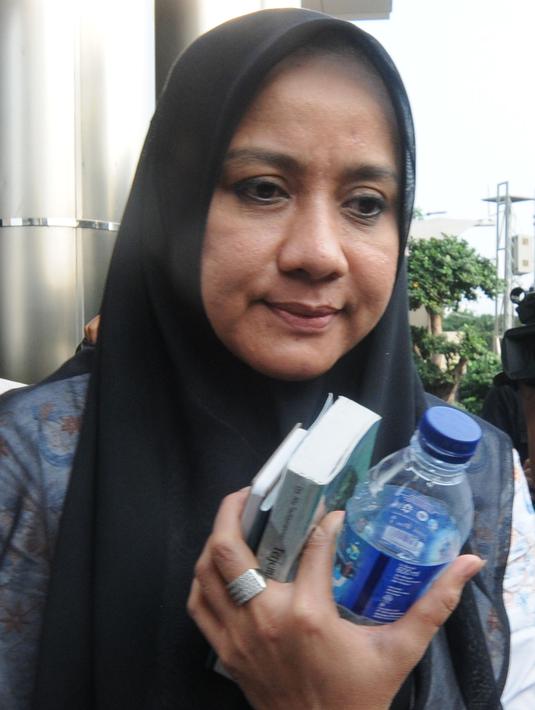 Istri Gubernur Aceh nonaktif Irwandi Yusuf, Darwati Agani seusai menjalani pemeriksaan di Gedung KPK, Jakarta, Selasa (31/7). Darwati diperiksa sebagai saksi dalam kasus dugaan korupsi Dana Otonomi Khusus Aceh (DOKA) 2018. (Merdeka.com/Dwi Narwoko)