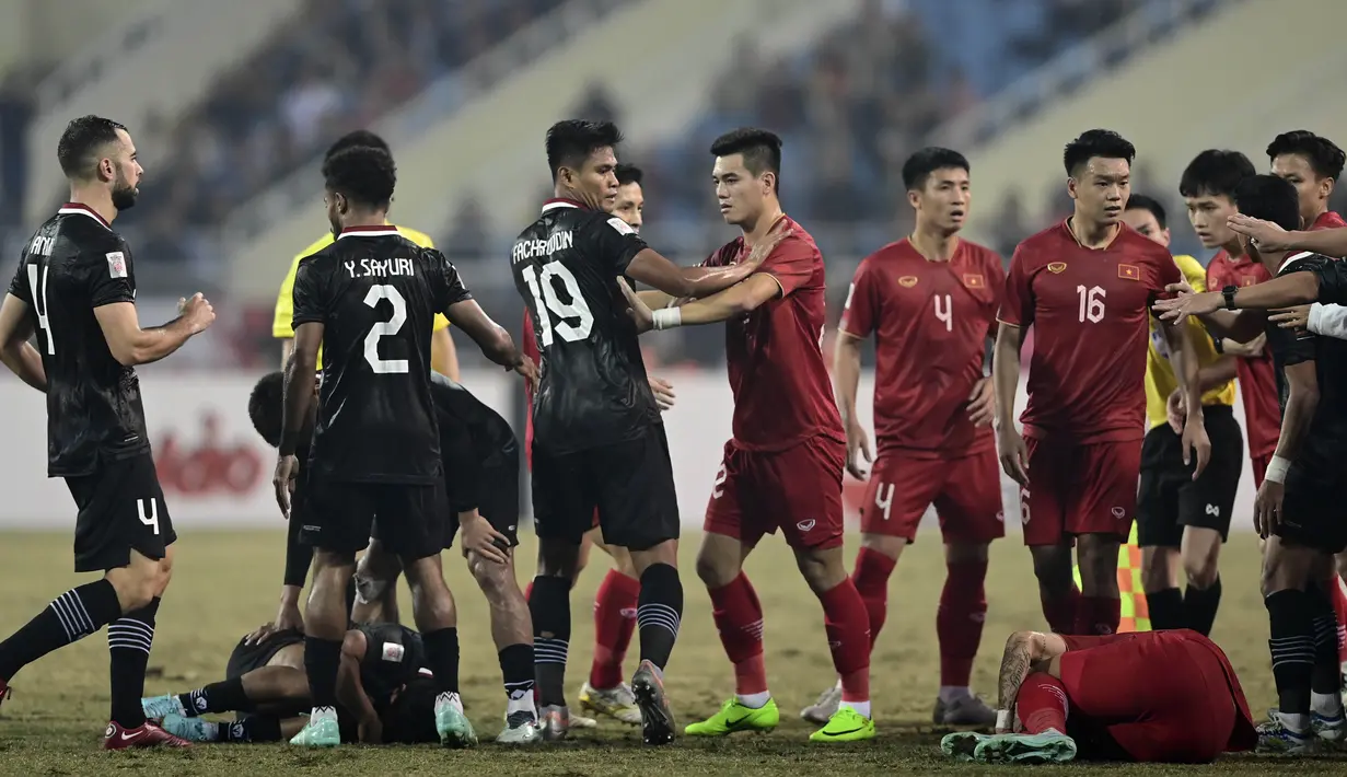 Keributan terjadi di laga Vietnam melawan Indonesia di leg kedua semifinal Piala AFF 2022 yang berlangsung di My Dinh Stadium, Hanoi, Senin (9/1/2023). (AP Photo/Nguyen Manh Quan)
