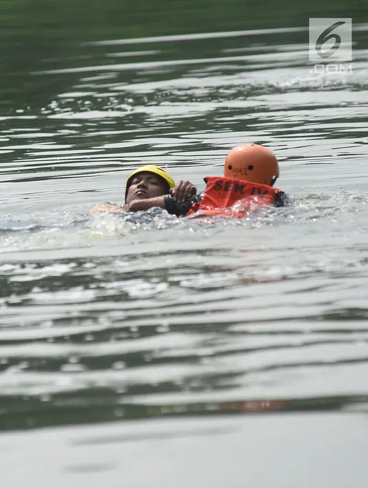 Anggota tim penyelamat berusaha menyelamatkan korban yang tenggelam pada lomba ketangkasan water rescue di Kanal Banjir Timur, Jakarta, Kamis (3/5). Perlombaan guna melatih kemampuan melakukan penyelamatan dan pertolongan di air. (Merdeka.com/Imam Buhori)