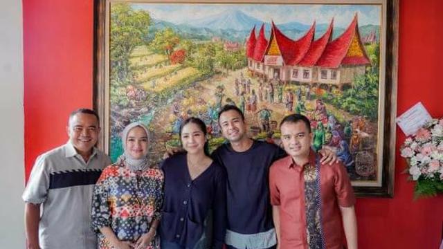Raffi Ahmad dan Nagita Slavina menghadiri pembukaan restoran Padang Siang Malam, Kemang, Jakarta, baru-baru ini. (Foto: Dok. Koleksi Pribadi Tim Siang Malam)