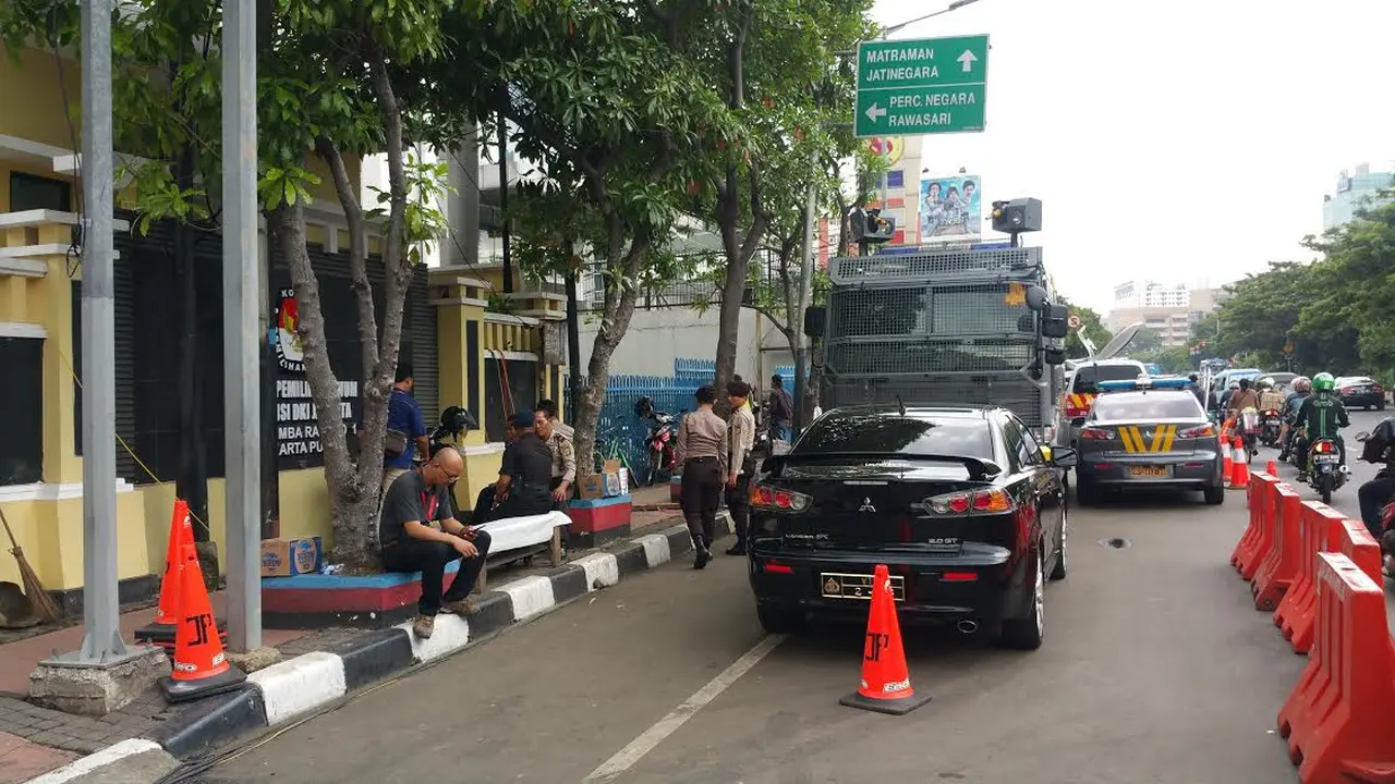 Penjagaan di KPU DKI Jakarta