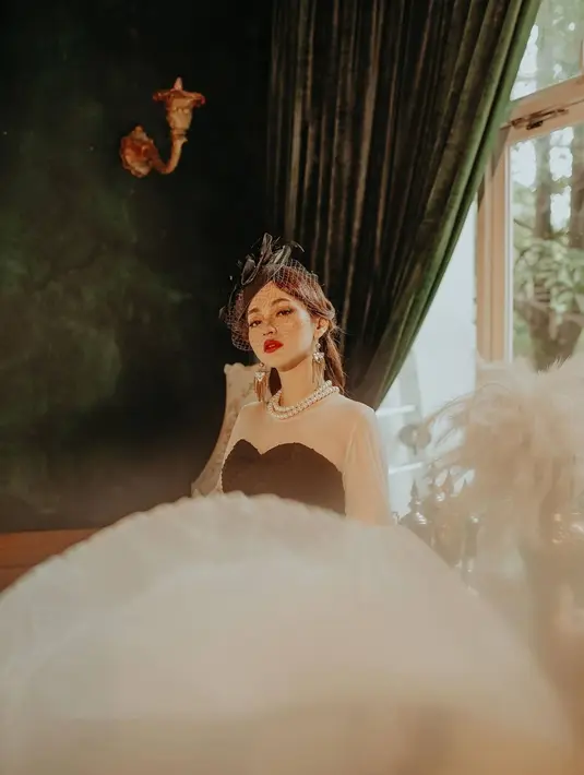 Dalam video klipnya, Indahkus tampil beda dari biasanya. Karena dalam video klip lagu Mirror, Mirror on the Wall, ia tampil menawan dengan gaya vintage. Lengkap dengan dekorasinya yang mengesankan. (Liputan6.com/IG/@indahkus_)