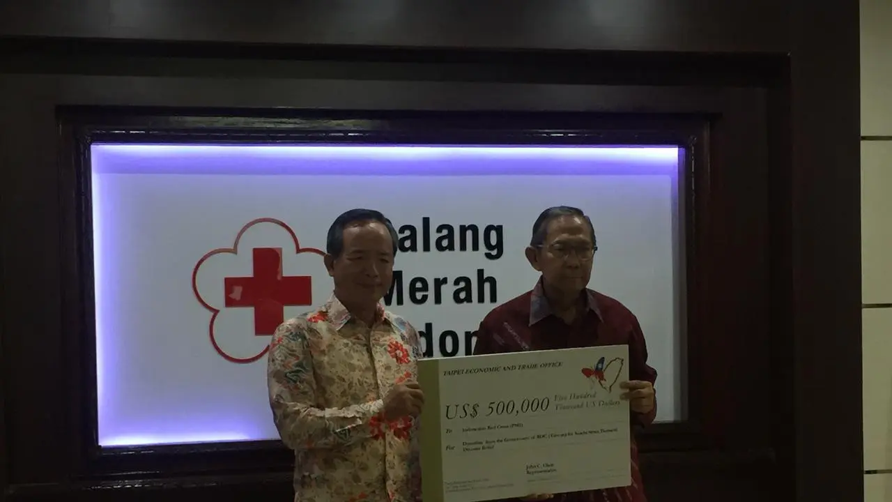 Penyerahan bantuan secara simbolik dari pemerintah Taiwan kepada Palang Merah Indonesia untuk korban tsunami Selat Sunda (Liputan6.com/Teddy Tri Setio Berty)