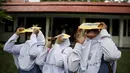 Sejumlah siswi mengunakan kacamata filter melihat matahari saat workshop bersama Hong Kong Astronomical Society dan LAPAN di sekolah di Ternate, (7/3). Kacamata ini akan digunakan untuk mengamati Gerhana Matahari Total. (REUTERS/Beawiharta)