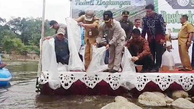 Direktur Jenderal Perikanan Budidaya KKP, Slamet Soebjakto dan Bupati Banjarnegara, Budhi Sarwono menebar sebanyak 203 ribu benih ikan dan udang di Sungai Serayu, Pikas, Banjarnegara. (Foto: Liputan6.com/Khoerul/Muhamad Ridlo)
