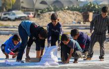 FOTO: Potret Memilukan Anak-Anak Palestina Pungut Tepung Berceceran di Tanah Demi Bisa Makan