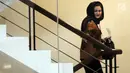 Istri terdakwa kasus korupsi E-KTP Setya Novanto, Deisti Astriani Tagor menaiki tangga menuju ruang penyidik KPK, Jakarta, Selasa (27/3). Setibanya di KPK, Deisti enggan mengomentari pemeriksaan dirinya oleh penyidik. (Merdeka.com/Dwi Narwoko)
