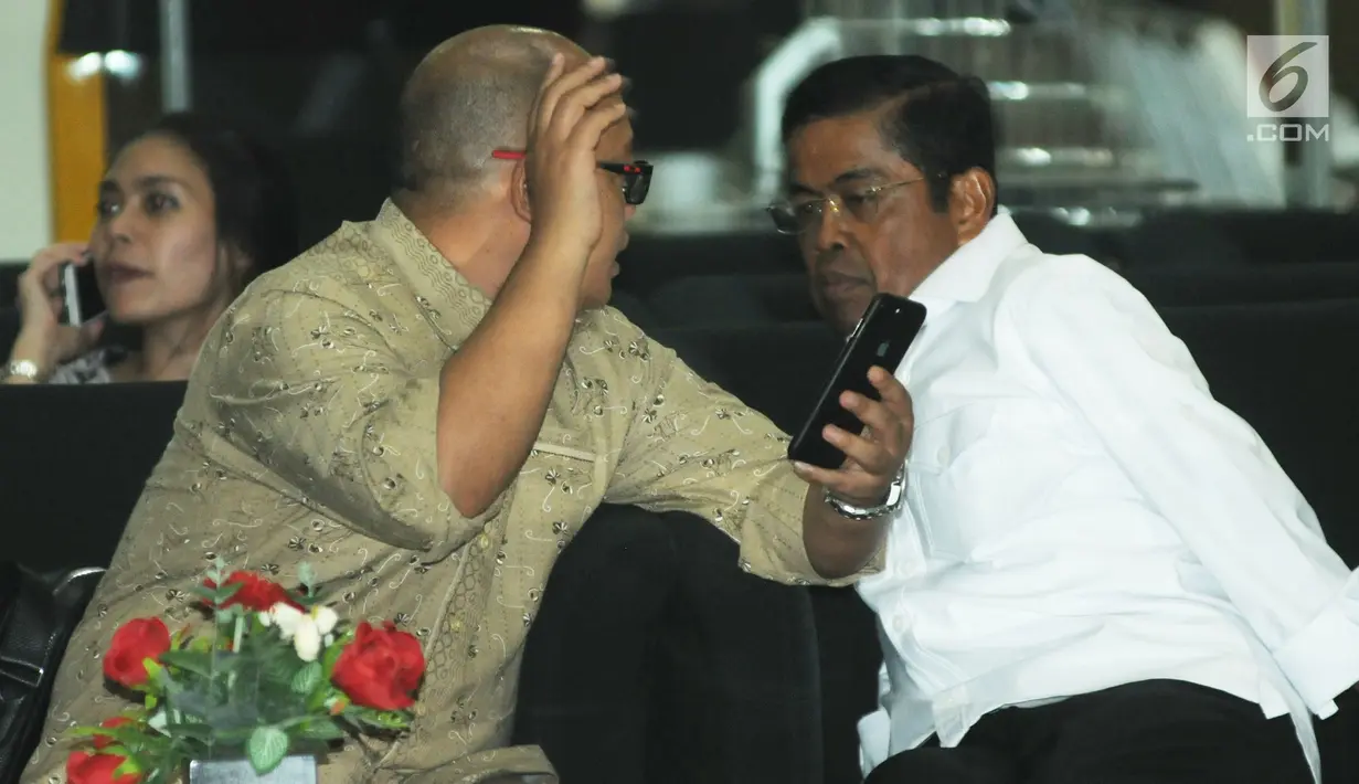 Menteri Sosial Idrus Marham duduk di lobi gedung KPK usai diperiksa penyidik, Jakarta, Kamis (26/7). Idrus diperiksa sebagai saksi untuk dua tersangka Wakil Ketua Komisi VII DPR Eni Maulani Saragih dan Johannes B Kotjo. (Merdeka.com/Dwi Narwoko)