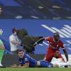 Bek Chelsea Andreas Christensen mendapat kartu merah usah melanggar winger Liverpool Sadio Mane pada laga Liga Inggris di Stamford Bridge, Minggu (20/9/2020). (AFP/Matt Dunham)