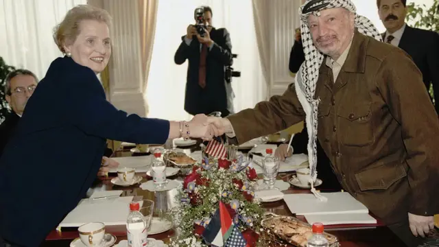 Madeleine Albright (kiri) saat menjadi Menteri Luar Negeri AS, 15 November 1997. (AP File/Diether Endlicher)
