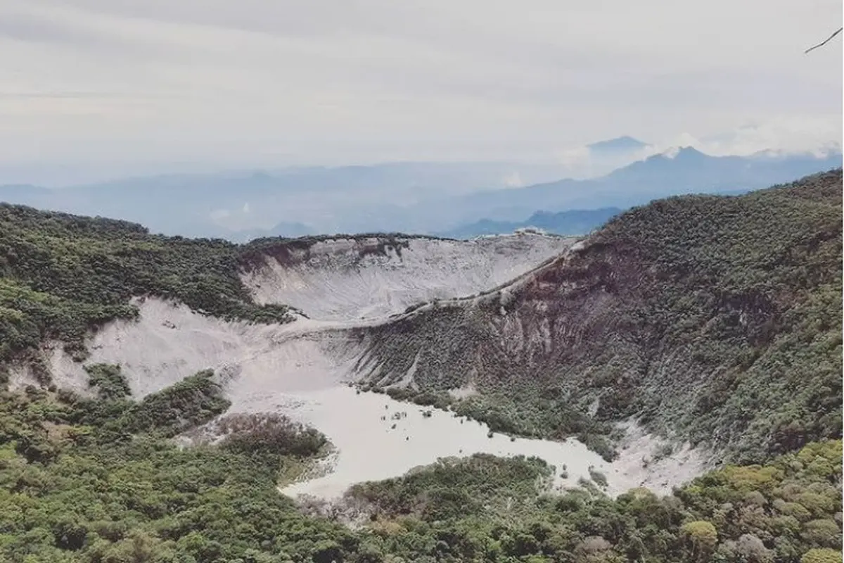 foto dari jauh tangkuban perahu