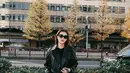 Aaliyah menyempurnakan look ini dengan sepatu loafers hitam, tas quilted hitam dan kacamata hitam. [@aaliyah.massaid].