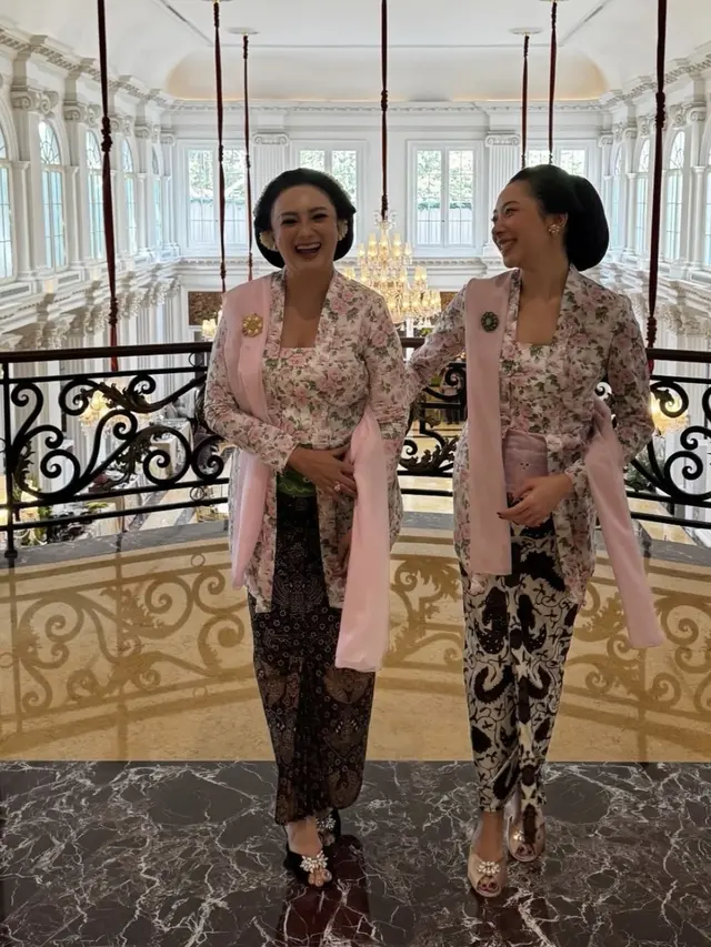 Tata Cahyani dan Putrinya tampil kompak dengan sanggul Jawa klasik. [@tatacahyani]